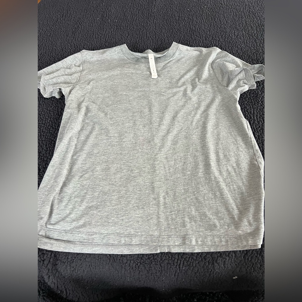 Lululemon relaxed fit tee. Size 6
